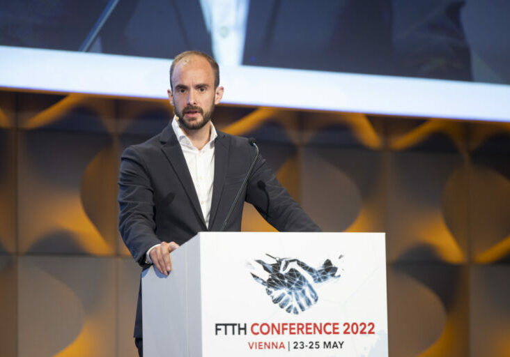 Florian Tursky, Staatssekretär für Digitalisierung, erläuterte vor der Konferenz "Fiber To The Home 2022" im Mai in Wien die Ziele der Bundesregierung: flächendeckende Versorgung mit Breitband-Anschlüssen. Foto: Christopher Dunker