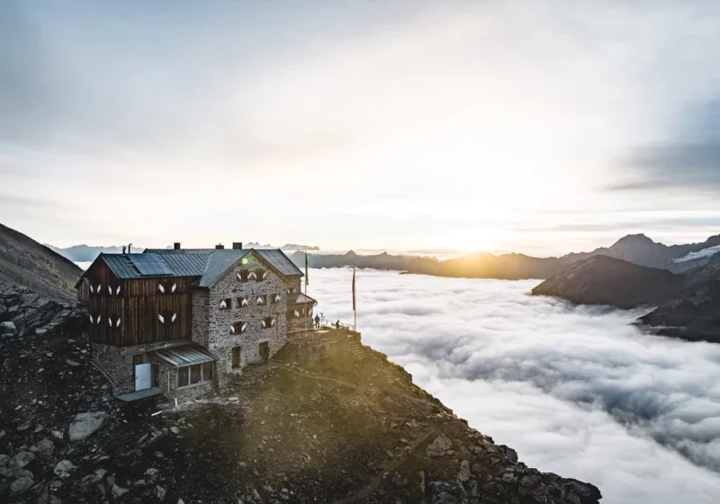 Österreichs Hütten- und Wanderwegenetz reicht bis in den hochalpinen Raum. Zur Erhaltung der Infrastruktur startet ein mit 7,7 Mio. Euro dotierter Fördercall. Foto: Ötztal Tourismus/Jochen Müller