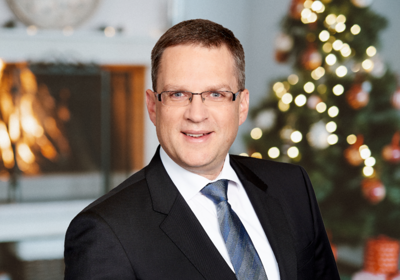 Statt der Weihnachtsfeiern werden dieses Jahr wieder Gutscheinaktionen für Mitarbeiter möglich sein. - Fotos: ÖVP; iStock.com/ ArtistGNDphotography