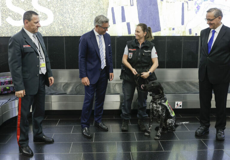 Brunner bedankt sich bei seinem Besuch am Flughafen Wien bei allen fachlich kompetenten und motivierten Zöllnern in ganz Österreich. Foto: BMF 