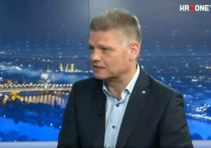 Im Interview mit KRONE TV Anchorman Gerhard Koller zieht Andreas Hanger, Fraktionsführer der ÖVP im U-Ausschuss, eine Bilanz über die ersten Befragungswochen. Screenshot: KRONE TV