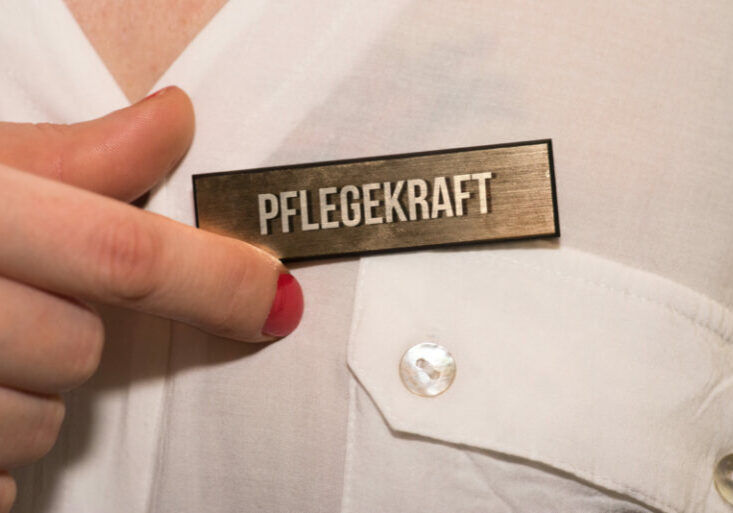 Der Pflegeberuf soll im Rahmen des Pflege-Pakets der Bundesregierung attraktiver werden. Ab jetzt kann das Pflegestipendium von 1.400 Euro beantragt werden. Foto: istock / Stadtratte
