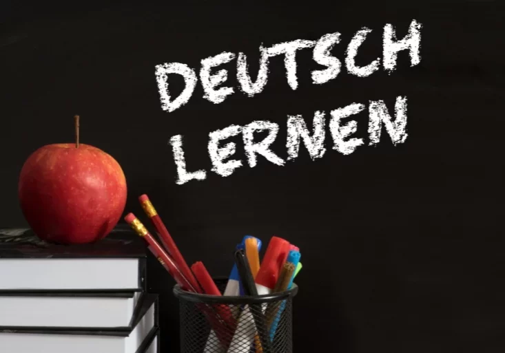 Die Bundesregierung baut die Maßnahmen zur Deutschförderung aus. Foto: iStock/Stadtratte