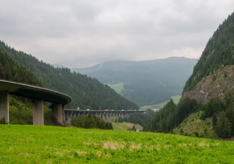 Der Tiroler-Transitverkehr sorgt wieder für Diskussionen. EU-Abgeordnete Sophie Kircher plant einen Brenner-Gipfel. Foto: istock/DurkTalsma