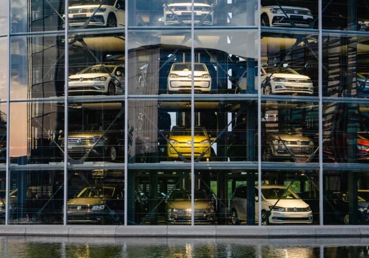 Die Emissionsvorgaben für Autohersteller werden von der EU flexibilisiert. Foto: iStock/Viktor Fischer