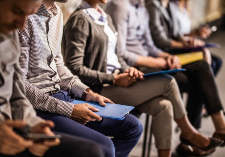 Ende September waren 306.159 Personen arbeitslos oder in Schulung. Die Arbeitslosigkeit ist somit im Vergleich zum Vorjahr um 32.355 Personen gesunken. Foto: iStock / skynesher