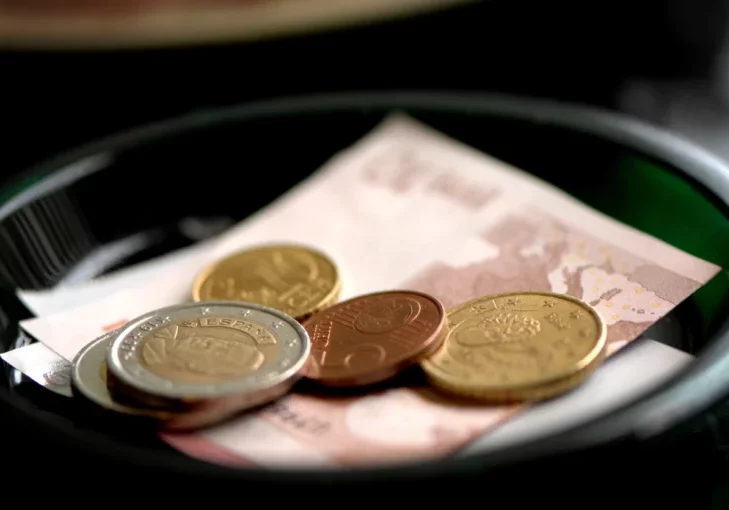 Der Nationalrat hat nach langen Diskussionen die Problematik rund um das Trinkgeld gelöst. Ab 2026 schaffen Pauschalen Klarheit und Sicherheit. Foto: istock/EHstock