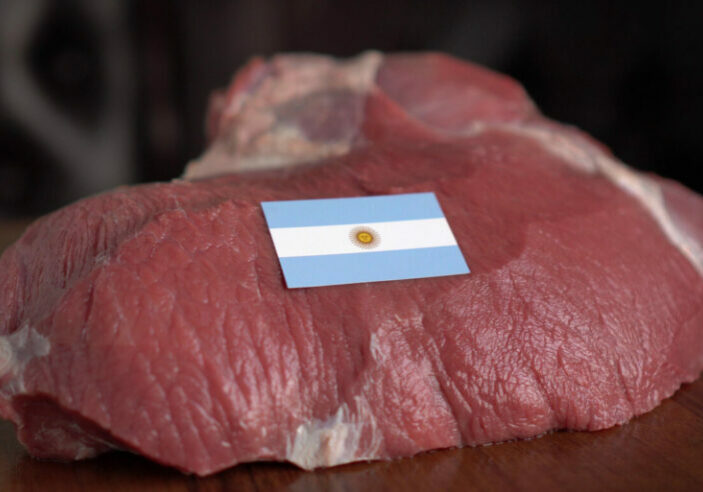 Billiges Rindfleisch aus argentinischen Großbetrieben auf heimischen Tellern? Das Mercosur-Abkommen würde dies ermöglichen. Dem umstrittenen Freihandelsabkommen erteilt Landwirtschaftsminister Norbert Totschnig eine Absage. Foto: iStock / FevziieRyman