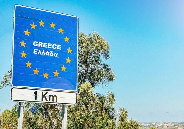 EU-Außengrenze Griechenland: Wer in Griechenland Asyl erhält, kann von Österreich aus dorthin zurück abgeschoben werden, erkannte der Verfassungsgerichtshof: Die Versorgungslage ist sicher. ÖVP-Generalsekretär Nico Marchetti bezeichnet das Erkenntnis als eine erfreuliche Kehrtwende. Foto: iStock/BrasilNut1