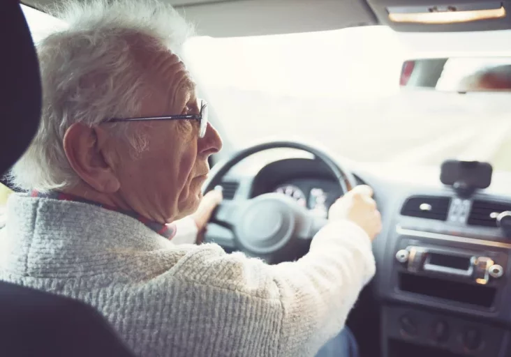 Als "altersdiskriminierend" bezeichnet die ÖVP den Vorschlag der Vorsitzenden des EU-Verkehrsausschusses im EU-Parlament, Fahrtauglichkeitsprüfungen für ältere Menschen einzuführen. Foto: istock/rike_