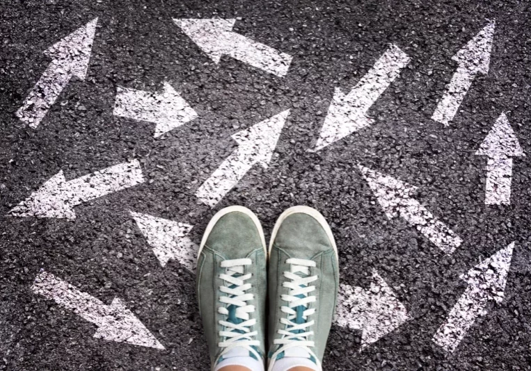 Viele Wege stehen Schülern nach der Pflichtschule offen. Die Berufsorientierung fällt trotzdem vielen Schülern schwer. Das soll sich nun ändern. Foto: iStock/Delpixart