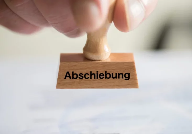 Mit der ersten Abschiebung seit 2021, schiebt Österreich nun auch nach Afghanistan ab. Foto: iStock/Stadtratte