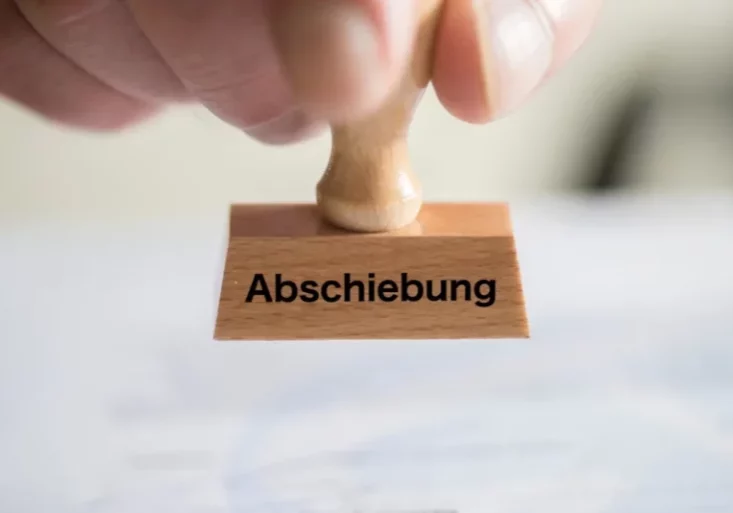 38.000 Abschiebungen erfolgten seit Anfang 2024. Das gab das Innenministerium am Mittwoch bekannt. Foto: iStock/Stadtratte