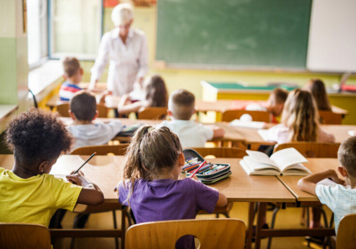Eine Studie sieht Weiterentwicklungsbedarf bei den Deutschförderklassen. Für die ÖVP darf dieses Förderprogramm nicht in Frage gestellt werden. Es ist "unerlässlich" und "wichtiger denn je". Foto: istock / skynesher
