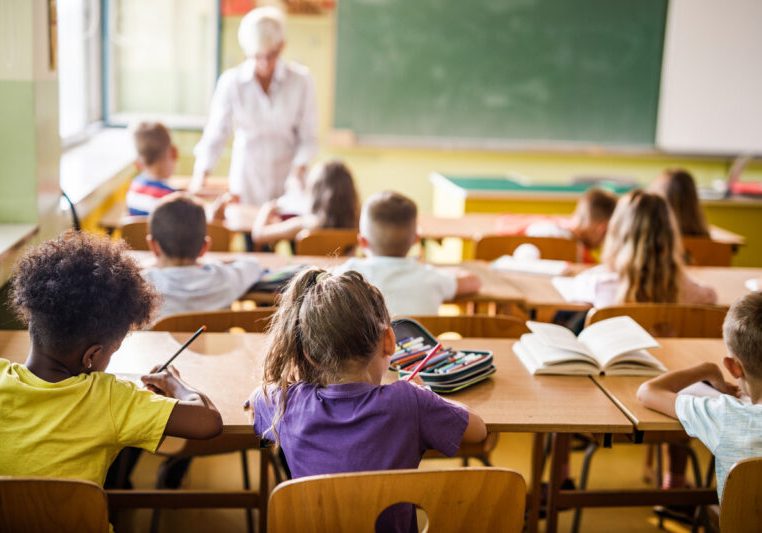 Eine Studie sieht Weiterentwicklungsbedarf bei den Deutschförderklassen. Für die ÖVP darf dieses Förderprogramm nicht in Frage gestellt werden. Es ist "unerlässlich" und "wichtiger denn je". Foto: istock / skynesher