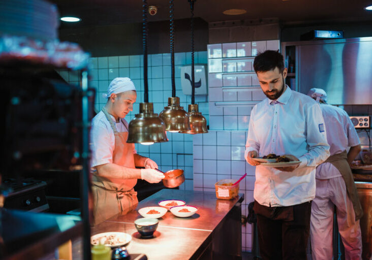 Eine neue Initiative verknüpft Deutschkurse mit der Beschäftigungstätigkeit in Hotellerie und Gastronomie. Foto: iStock/NoSystem images