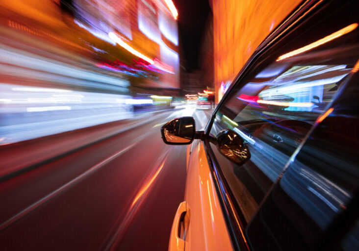 Die Regierung sagt Rasern und Verkehrsrowdies den Kampf an. Neu Strafen können sogar zur Abnahme des Fahrzeuges führen. Foto: istock/Kesu01