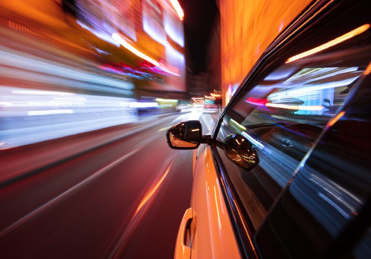 Die Regierung sagt Rasern und Verkehrsrowdies den Kampf an. Neu Strafen können sogar zur Abnahme des Fahrzeuges führen. Foto: istock/Kesu01