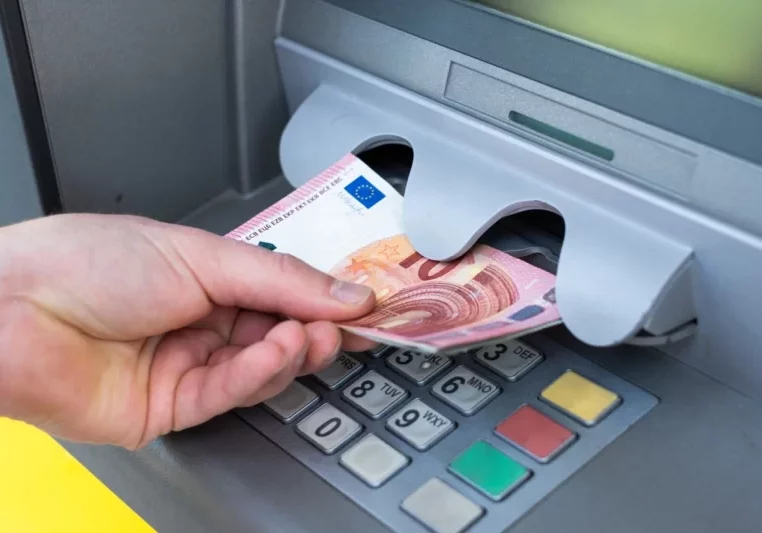 Das Bargeld soll in Österreich langfristig erhalten bleiben. Kanzler Karl Nehammer will eine Verankerung des Bargeldes in der Verfassung. Foto: istock/Paolo Cordoni
