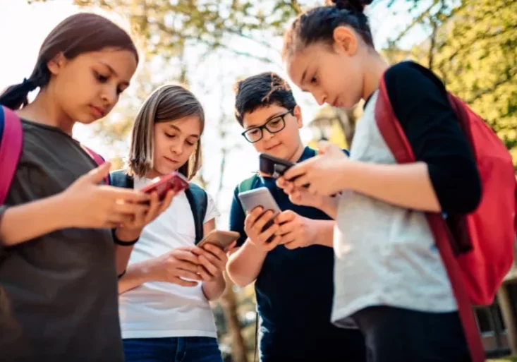 Das Handy wird ab 1. Mai im Rucksack bleiben. Die Regierung beschloss am Mittwoch ein Handyverbot an Schulen. Foto: istock/Kerkez