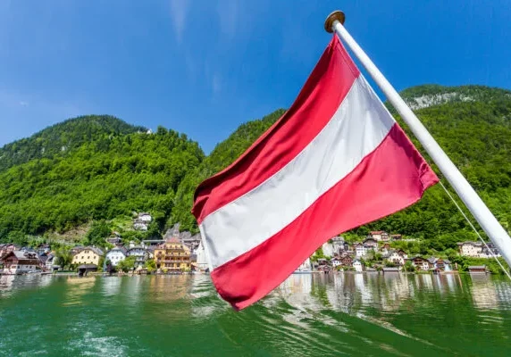 Auf rot-weiß-rote initiative soll der Tourismus auf EU-Ebene stärker in den Fokus rücken Foto: istock / ChunyipWong