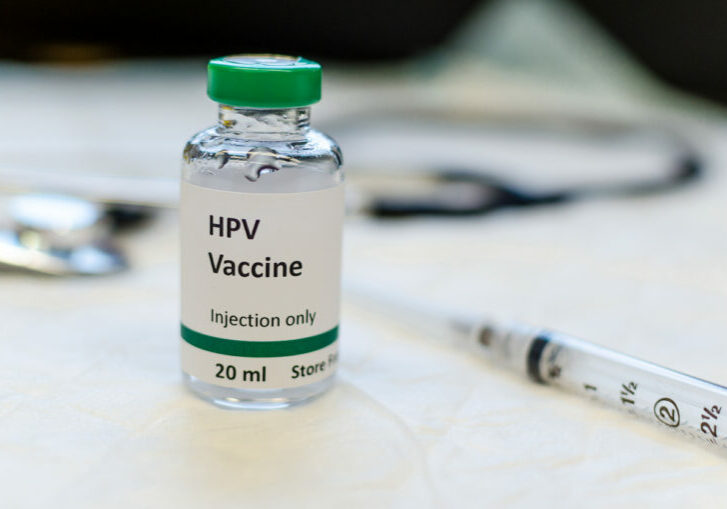 Ab Februar 2023 wird die HPV-Impfung für alle vom neunten bis zum 21. Lebensjahr kostenlos. Foto: iStock/Manjurul