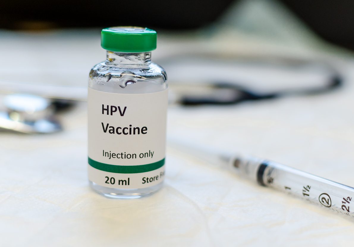 Ab Februar 2023 wird die HPV-Impfung für alle vom neunten bis zum 21. Lebensjahr kostenlos. Foto: iStock/Manjurul