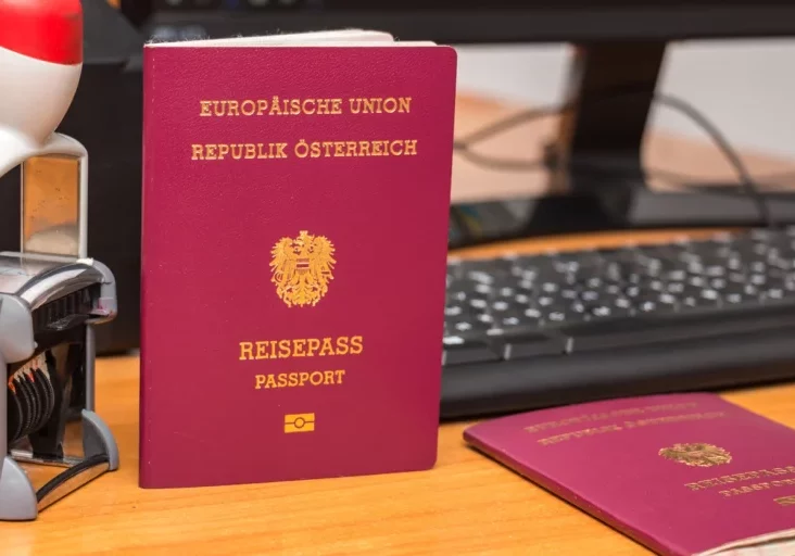 In Sachen Staatsbürgerschaftsgesetz korrigiert ÖVP-Generalsekretär die aussagen von Herbert Kickl und Mario Kunasek. Foto: iStock/Ivan Halkin