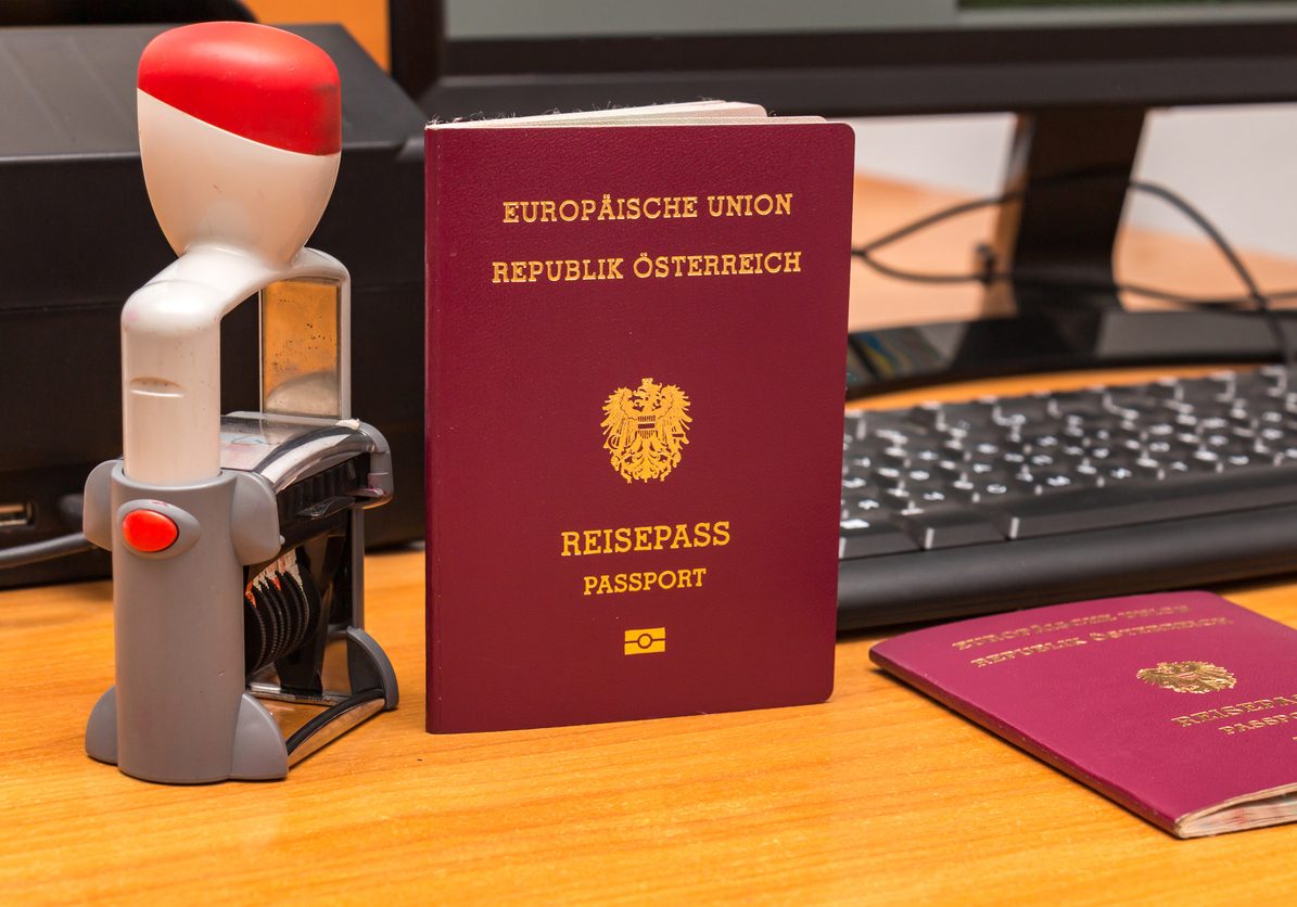 Die Front gegen Wiens Bürgermeister Michael Ludwig wird immer größer. Nun erteilen auch der Bundeskanzler und weitere Landeshauptmänner Ludwigs Forderung nach Lockerung des Staatsbürgerschaftsrechts eine Absage. Foto: istock / Ivan Halkin