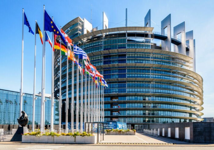Zuständig für Beschluss über Pakt zu Migrationspolitik und Asyl: Das Europäische Parlament. Foto: istock / olrat