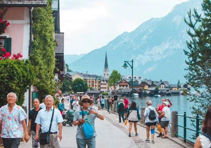 Der Tourismus Aktionsplan für das Jahr 2024 konzentriert sich auf die Verbesserung der Tourismusakzeptanz und die Schaffung einer Balance zwischen Bevölkerung und Tourismus. Foto: istock / Vera_Petrunina