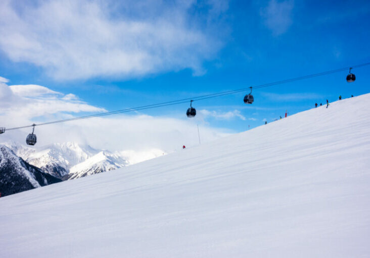 Nach den Pandemiejahren ging es für den Wintertourismus wieder bergauf. Allerdings bleibt auch nach Ende der Saison der Mitarbeiterbedarf im Wintertourismus extrem hoch. Foto: istock/no_limit_pictures