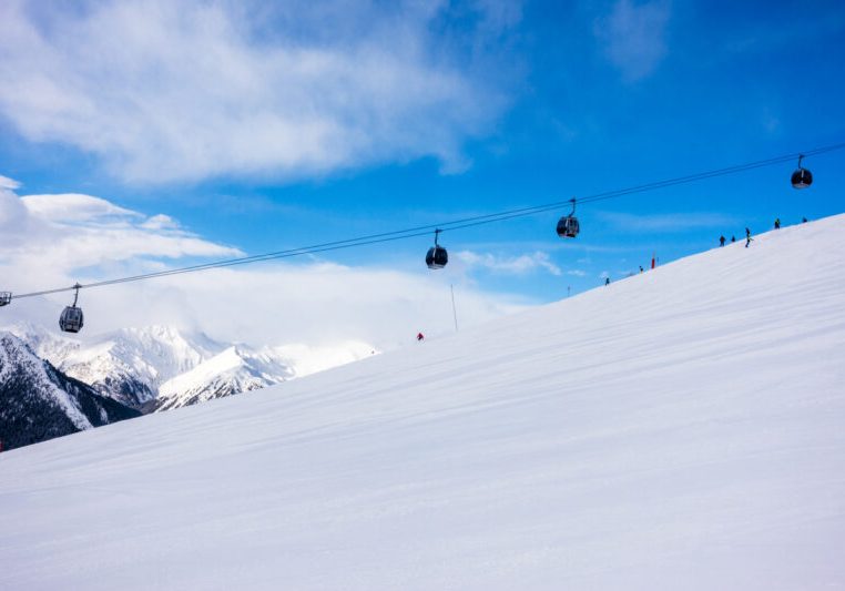 Nach den Pandemiejahren ging es für den Wintertourismus wieder bergauf. Allerdings bleibt auch nach Ende der Saison der Mitarbeiterbedarf im Wintertourismus extrem hoch. Foto: istock/no_limit_pictures