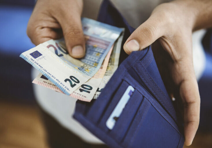 Mehr Geld im Börsel bringt die Abschaffung der Kalten Progression. Eine Maßnahme, die mit 1.1.2023 in Kraft tritt. Foto: istock / Alihan Usullu