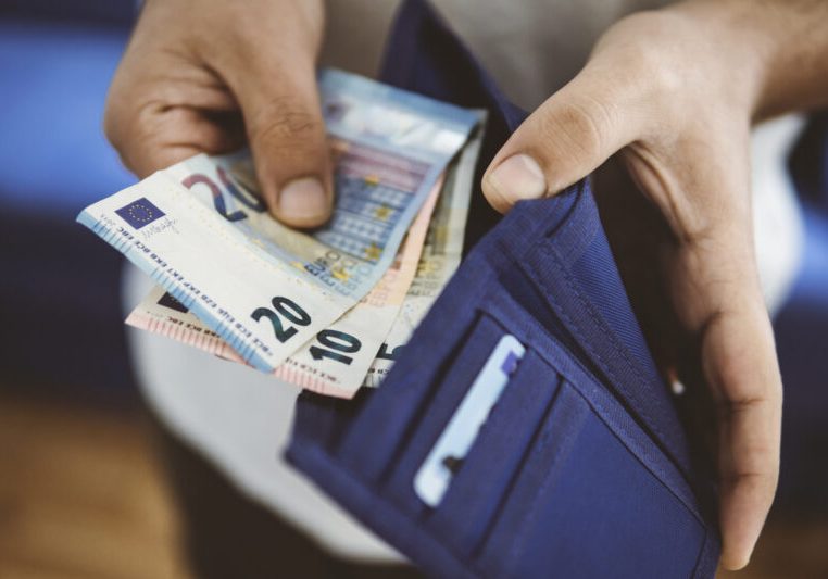 Weitere 2 Milliarden an Entlastung fließen kommendes Jahr ins Brösel der Steuerzahler. Die Regierung beschloss am Donnerstag die Aufteilung des sogenannten variablen Drittels der Kalten Progression. Foto: istock / Alihan Usullu