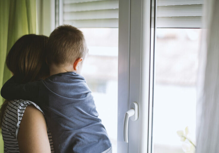 Die Bundesländer bekommen mehr Geld für Übergangswohnungen zum Gewaltschutz von Frauen und Kindern. Foto: iStock/ dmphoto