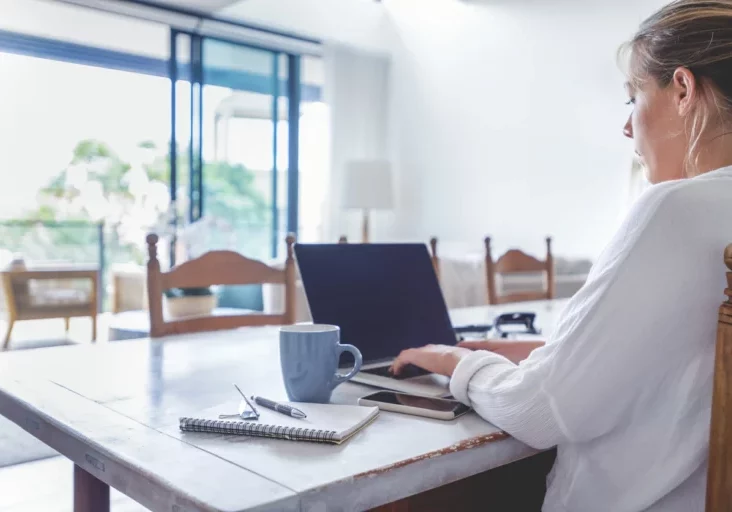 Die Regeln für arbeiten außerhalb des Arbeitsplatzes werden 2025 neu festgelegt. Foto: istock/coutneyk