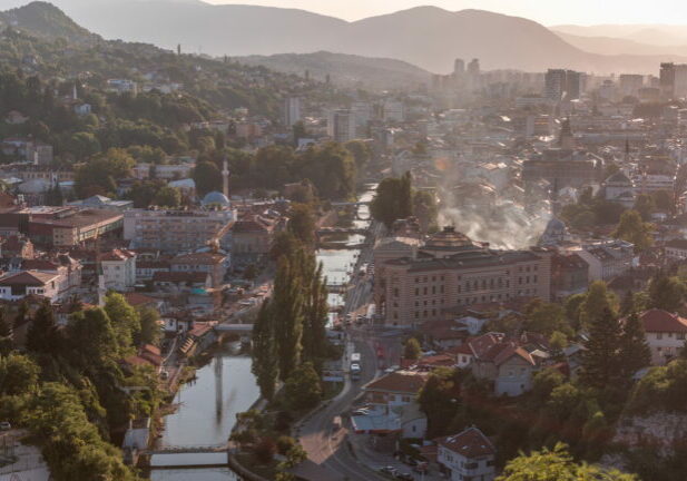 Historische Altstadt von Sarajevo - Foto: iStock/Kyrylo Neiezhmakov