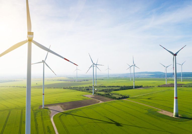 Mit vielen Schritten geht Österreich dem großen Ziel Klimaschutz entgegen. Ersichtlich wird das durch die Bilanz der Beschlüsse und Transformations-Projekte. Foto: iStock / kamisoka