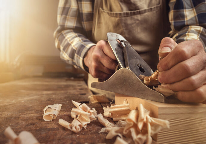 Das Tischler setzt den Hobel an. Dieses jahrhundertealte Handwerk steht wie 79 andere Berufe mittlerweile auf der Liste der Mangelberufe. Foto: istock / photoschmidt