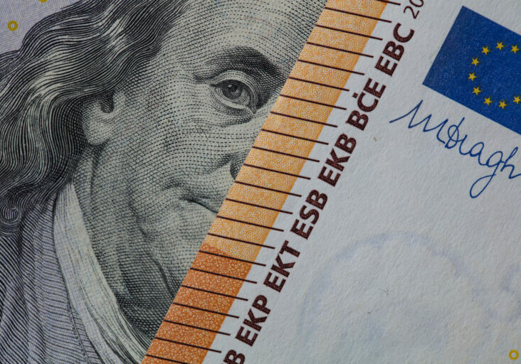 Ob US-Dollar oder Euro: Global tätige Unternehmen sollen eine weltweit geltende Mindeststeuer bezahlen. Foto: iStock/Ruslan Lytvyn