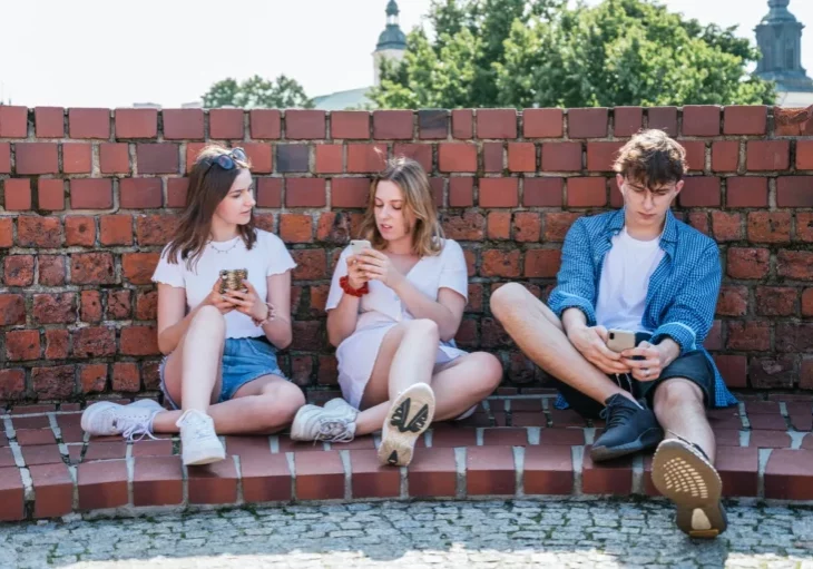 Jugendliche und der digitale Raum. Auf EU-Ebene wird ein stärkerer Schutz diskutiert. Foto: istock/Irving Sandoval