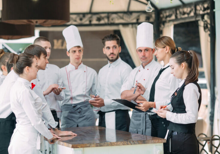Im Tourismus fehlt es an Personal. Die Regierung erhöht daher das Saisonierkontingent um 1.000 Stellen. Foto: istock/davit85