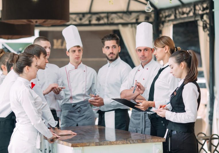 Im Tourismus fehlt es an Personal. Die Regierung erhöht daher das Saisonierkontingent um 1.000 Stellen. Foto: istock/davit85