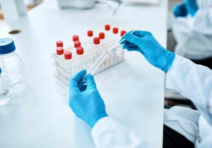Am 5. März löst sich Österreich mit wenigen Ausnahmen von fast allen Corona-Maßnahmen und Einschränkungen. Foto: iStock PeopleImages