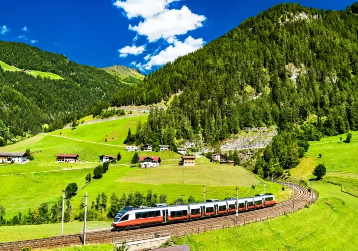 Einen Ausbau der Schienennetze in Europa fordert die ÖVP. Besonders der ländliche Raum muss besser an Ballungszentren angeschlossen werden. Foto: istock/Leonid Andronov