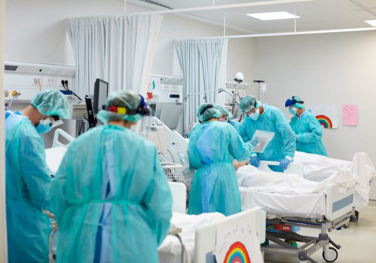 Corona-Erkrankungen können aufwändige Behandlungen zur Folge haben (Symbolbild). Foto: iStock/ Morsa Images
