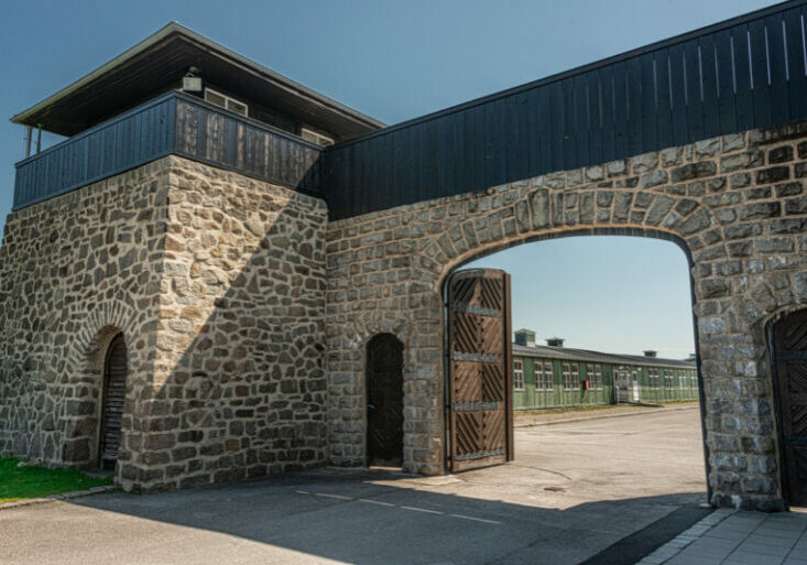 Am 5. Mai 1945 wurde das KZ Mauthausen befreit. Das schulische Angebot zur Erinnerungskultur wird um weitere 1,5 Millionen Euro ausgebaut, so Polaschek. Foto: istock/FotoGablitz