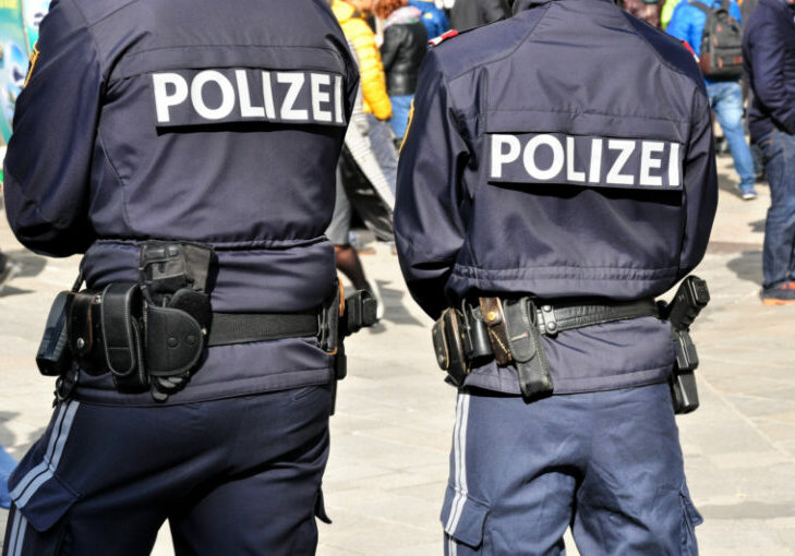 Die Bereiche der Justiz, inneren Angelegenheiten und Fremdenwesen werden im neuen Budget für 2023 aufgestockt. So soll etwa im Innenministerium die Ausrüstung der Polizeiverbessert werden und 4 Transporthubschrauber bis 2026 angekauft werden. Foto: iStock / FotoGablitz