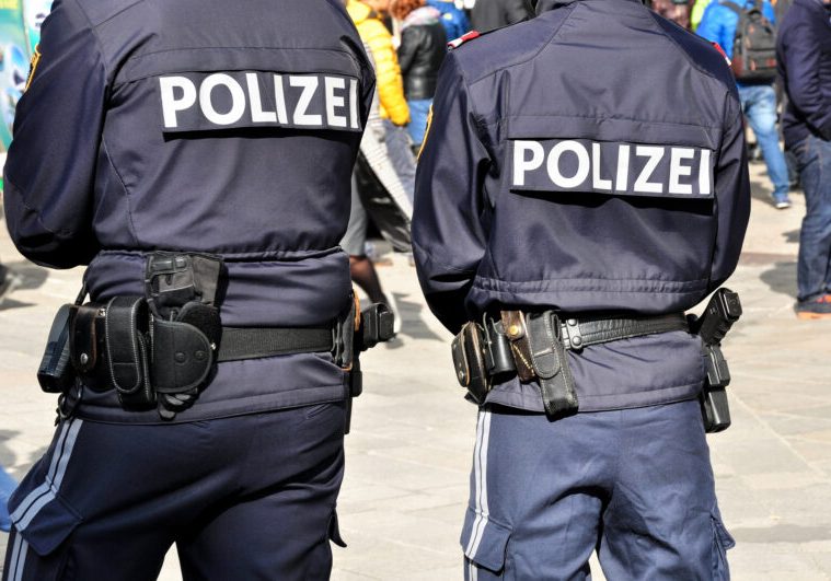 Die Bereiche der Justiz, inneren Angelegenheiten und Fremdenwesen werden im neuen Budget für 2023 aufgestockt. So soll etwa im Innenministerium die Ausrüstung der Polizeiverbessert werden und 4 Transporthubschrauber bis 2026 angekauft werden. Foto: iStock / FotoGablitz